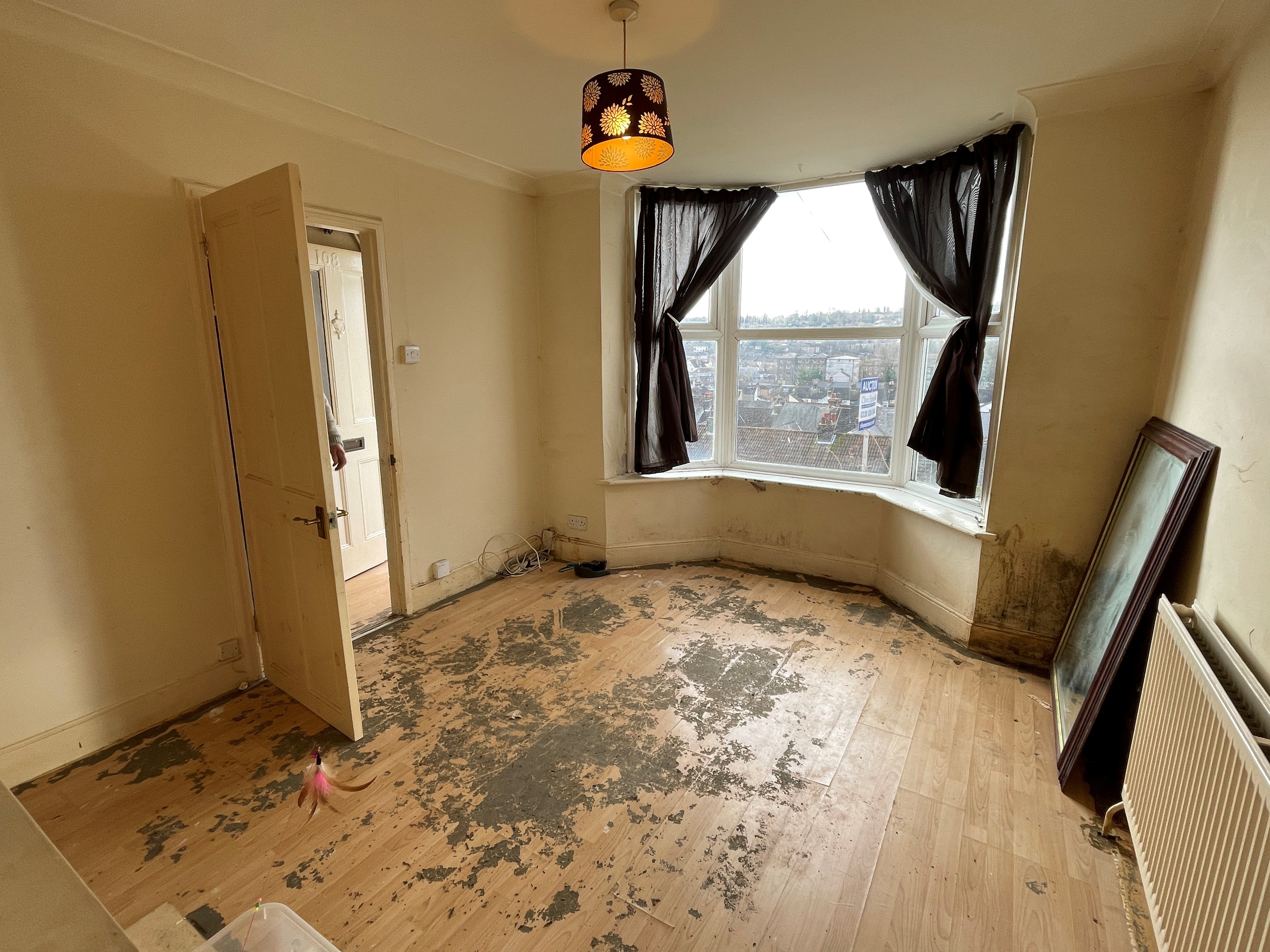 Lot: 92 - THREE-BEDROOM TERRACED HOUSE WITH VIEWS -